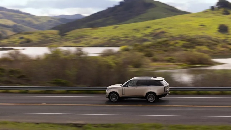 Το ανανεωμένο Range Rover σε χειμερινές δοκιμές