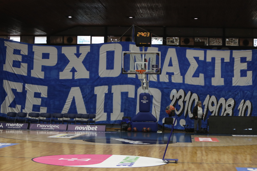 Το χιουμοριστικό πανό των οπαδών του Ηρακλή στο ματς με τον Ολυμπιακό: «Ερχόμαστε σε λίγο»