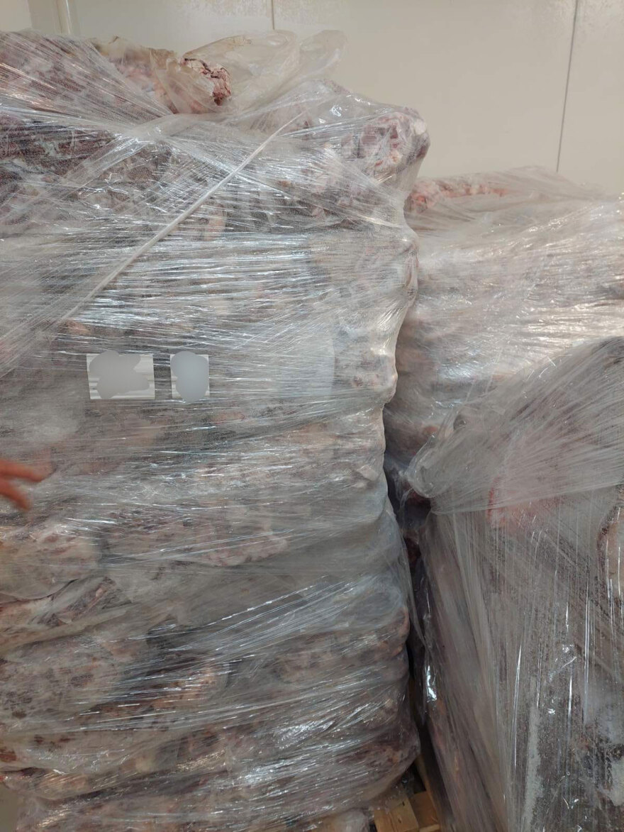 Κατασχέθηκαν 4,8 τόνοι σάπιου κρέατος στο Καπανδρίτι: Παραλίγο να διατεθούν στην αγορά για την Τσικνοπέμπτη