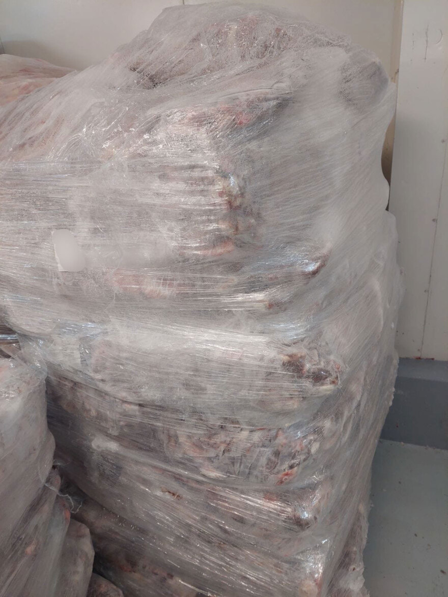 Κατασχέθηκαν 4,8 τόνοι σάπιου κρέατος στο Καπανδρίτι: Παραλίγο να διατεθούν στην αγορά για την Τσικνοπέμπτη