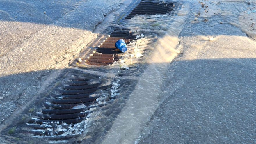 Πλημμύρισαν δρόμοι στο Νέο Ηράκλειο μετά από βλάβη σε αγωγό, διακοπή της υδροδότησης σε πολλά σπίτια