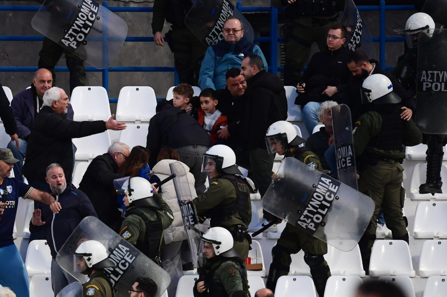 Κηφισιά - ΟΦΗ: Ένταση στην εξέδρα στη Νίκαια, ο Αντονίσε τρόμαξε και έτρεξε να απομακρύνει το παιδί του, δείτε βίντεο 