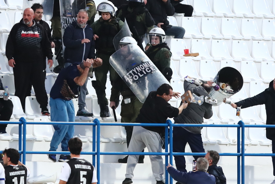 Κηφισιά - ΟΦΗ: Ένταση στην εξέδρα στη Νίκαια, ο Αντονίσε τρόμαξε και έτρεξε να απομακρύνει το παιδί του, δείτε βίντεο 