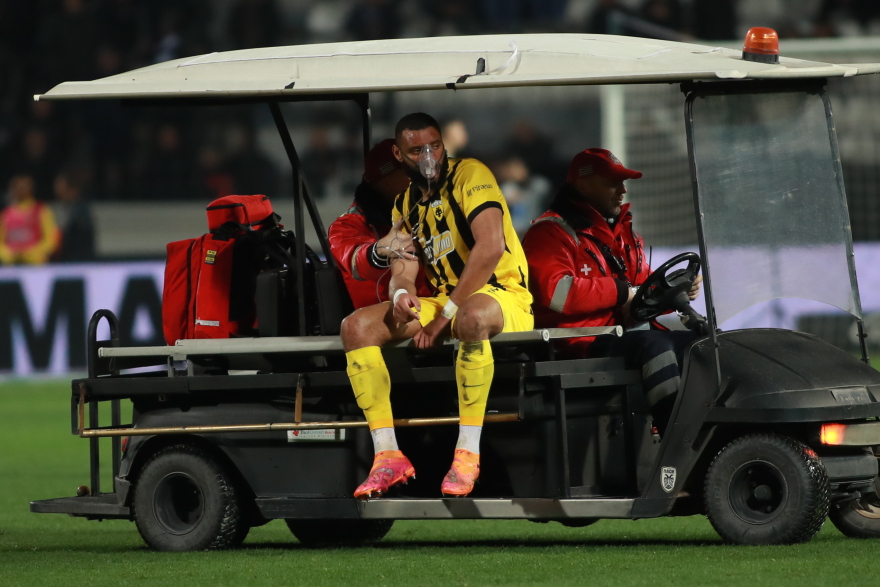 ΠΑΟΚ-ΑΕΚ: Αποχώρησε με μάσκα οξυγόνου από τον αγωνιστικό χώρο ο Μουκουντί, βίντεο 