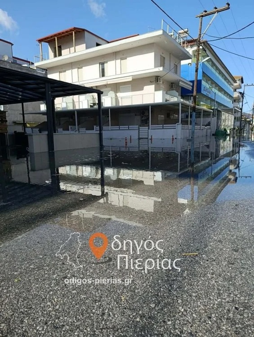 Παραλία Κατερίνης: Η θάλασσα «βγήκε» στον δρόμο, πλημμύρισαν μαγαζιά και δρόμοι