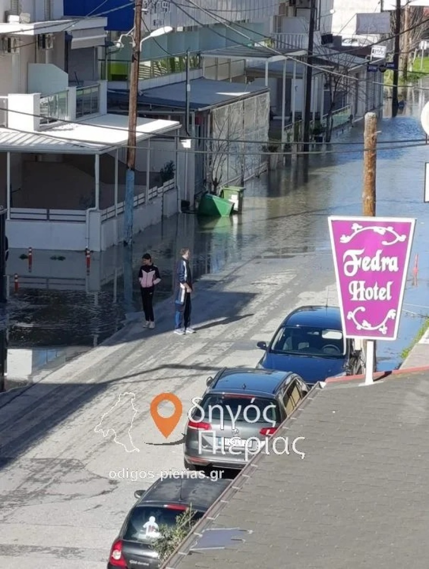 Παραλία Κατερίνης: Η θάλασσα «βγήκε» στον δρόμο, πλημμύρισαν μαγαζιά και δρόμοι