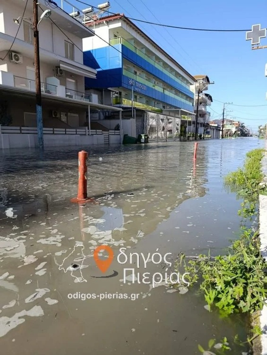 Παραλία Κατερίνης: Η θάλασσα «βγήκε» στον δρόμο, πλημμύρισαν μαγαζιά και δρόμοι