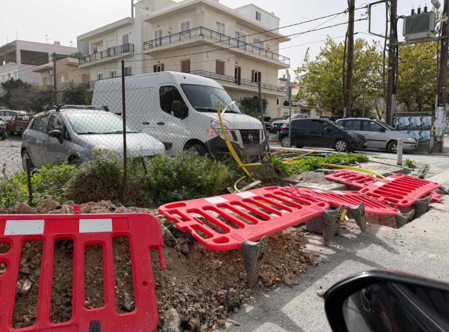 Προβλήματα από τους θυελλώδεις ανέμους στο Ηράκλειο: Έπεσαν δέντρα σε αυτοκίνητα, αδύνατο να προσγειωθούν τα αεροπλάνα