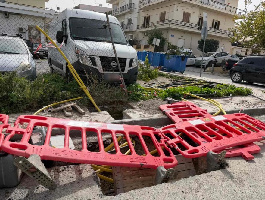 Προβλήματα από τους θυελλώδεις ανέμους στο Ηράκλειο: Έπεσαν δέντρα σε αυτοκίνητα, αδύνατο να προσγειωθούν τα αεροπλάνα