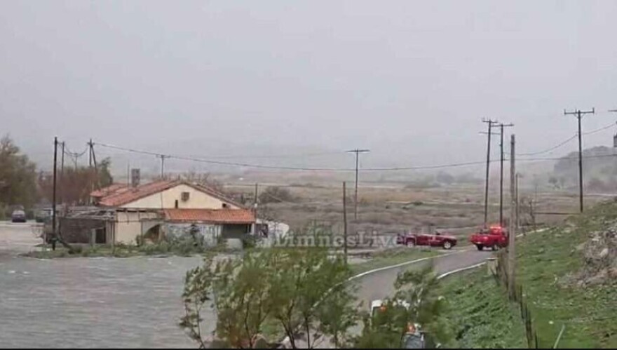 Η κακοκαιρία χτυπά τη Λήμνο: «Πνίγηκε» το Διαπόρι, επιχείρηση απεγκλωβισμού δύο ατόμων, βίντεο και φωτογραφίες