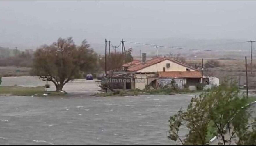 Η κακοκαιρία χτυπά τη Λήμνο: «Πνίγηκε» το Διαπόρι, επιχείρηση απεγκλωβισμού δύο ατόμων, βίντεο και φωτογραφίες