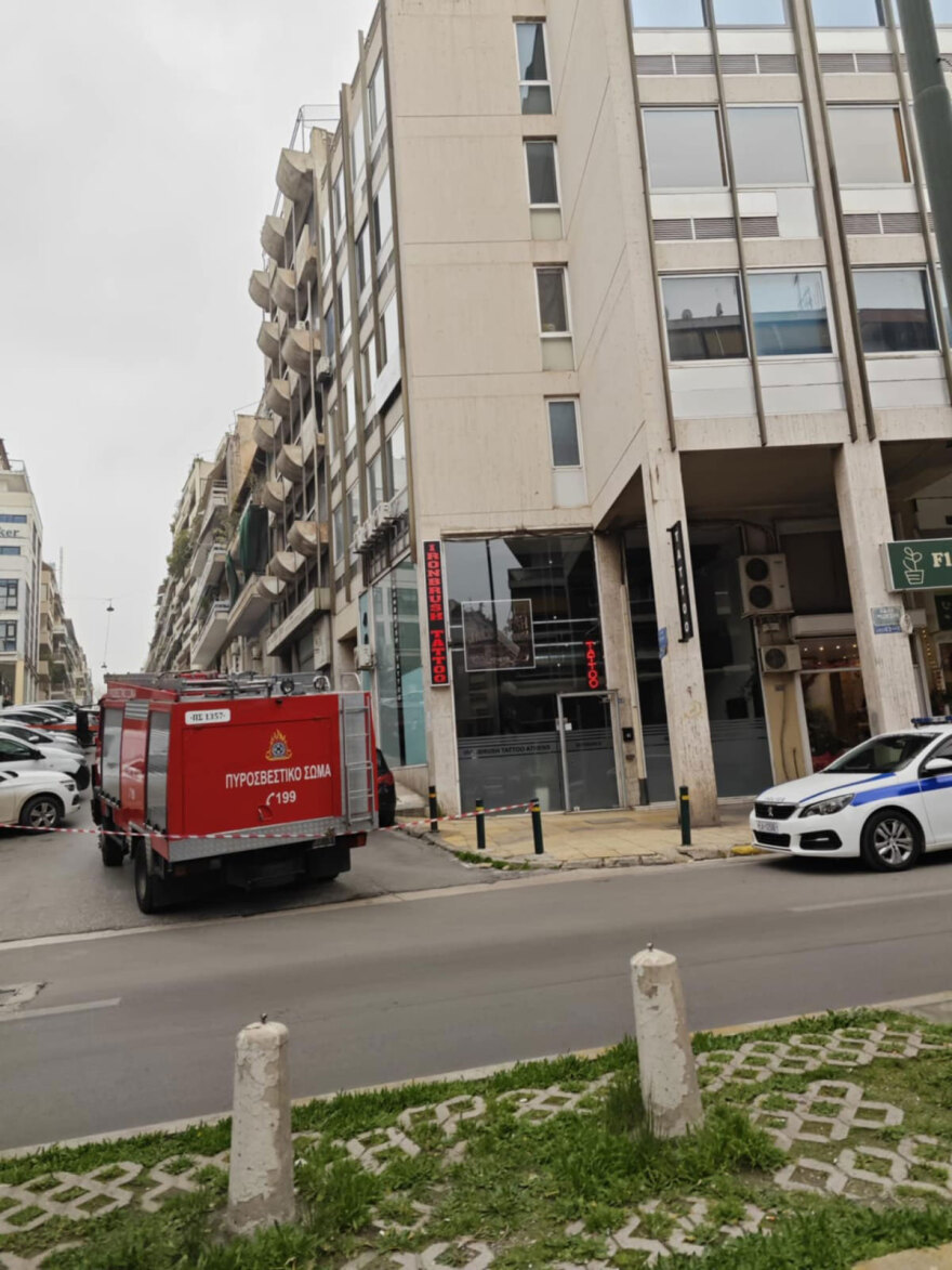 Κλειστή η οδός Αρκαδίας στη Μεσογείων λόγω κινδύνου πτώσης υαλοπίνακα από κτίριο, στο σημείο η Πυροσβεστική 