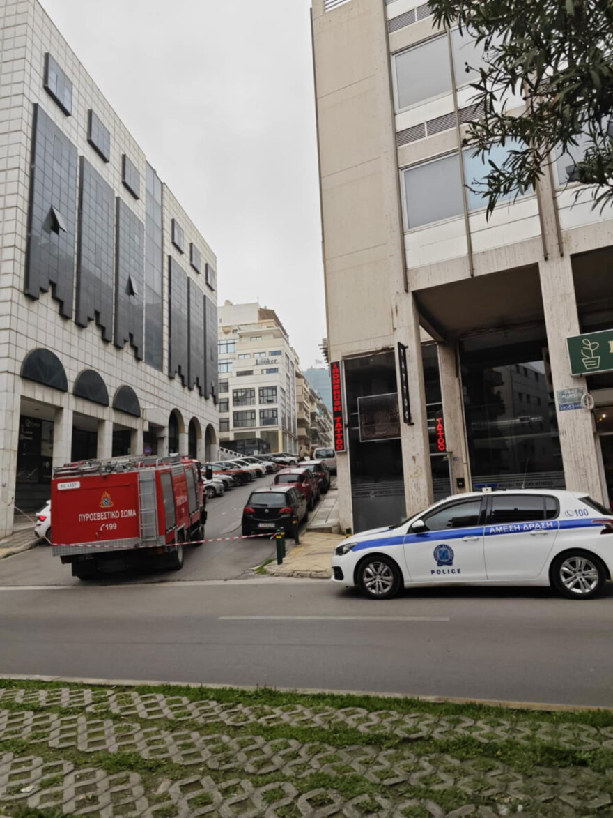 Κλειστή η οδός Αρκαδίας στη Μεσογείων λόγω κινδύνου πτώσης υαλοπίνακα από κτίριο, στο σημείο η Πυροσβεστική 