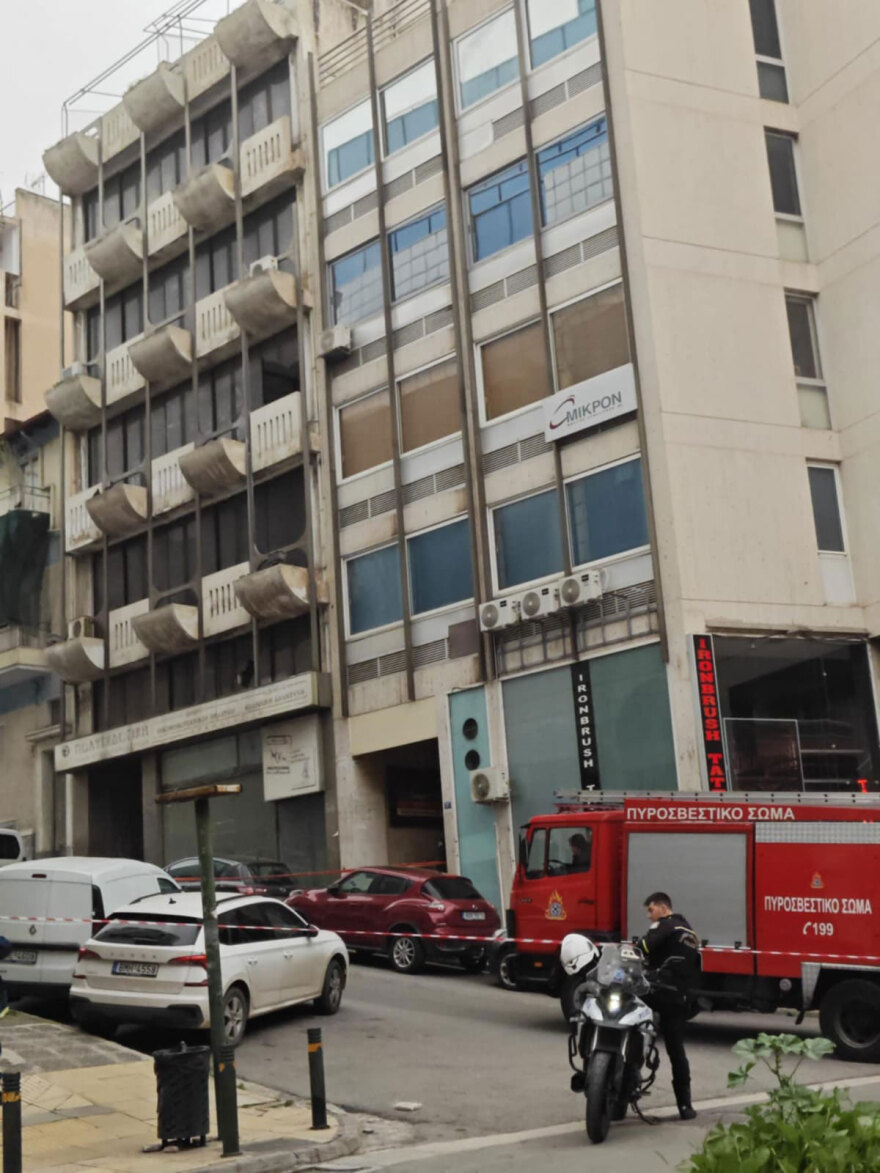 Κλειστή η οδός Αρκαδίας στη Μεσογείων λόγω κινδύνου πτώσης υαλοπίνακα από κτίριο, στο σημείο η Πυροσβεστική 