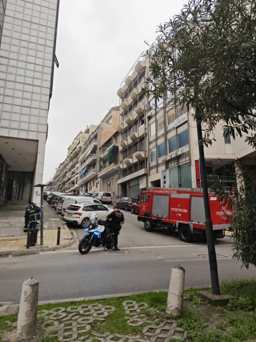 Κλειστή η οδός Αρκαδίας στη Μεσογείων λόγω κινδύνου πτώσης υαλοπίνακα από κτίριο, στο σημείο η Πυροσβεστική 