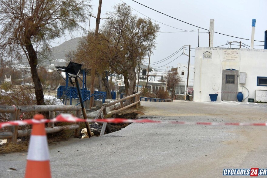 Κατέρρευσε τμήμα του δρόμου στον Άγιο Προκόπιο της Νάξου, δείτε βίντεο και φωτογραφίες
