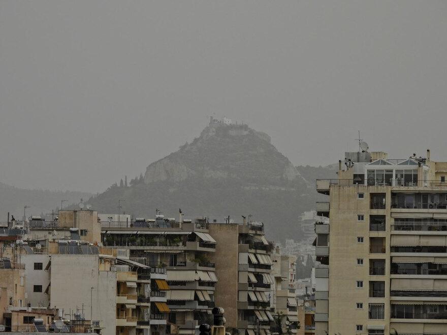 &Eta; &alpha;&phi;&rho;&iota;&kappa;&alpha;&nu;&iota;&kappa;ή &sigma;&kappa;ό&nu;&eta; &pi;&nu;ί&gamma;&epsilon;&iota; &tau;&eta;&nu; &Alpha;&kappa;&rho;ό&pi;&omicron;&lambda;&eta;, &delta;&epsilon;ί&tau;&epsilon; &phi;&omega;&tau;&omicron;&gamma;&rho;&alpha;&phi;ί&epsilon;&sigmaf; 
