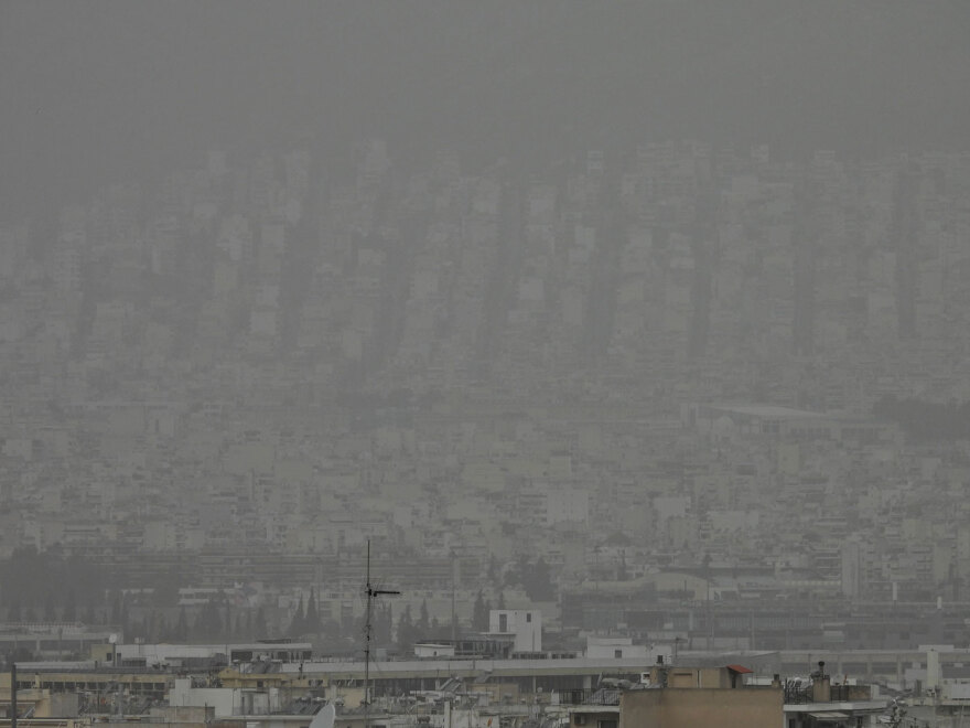 &Eta; &alpha;&phi;&rho;&iota;&kappa;&alpha;&nu;&iota;&kappa;ή &sigma;&kappa;ό&nu;&eta; &pi;&nu;ί&gamma;&epsilon;&iota; &tau;&eta;&nu; &Alpha;&kappa;&rho;ό&pi;&omicron;&lambda;&eta;, &delta;&epsilon;ί&tau;&epsilon; &phi;&omega;&tau;&omicron;&gamma;&rho;&alpha;&phi;ί&epsilon;&sigmaf; 