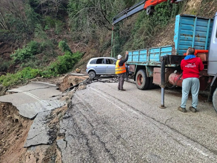 Από θαύμα γλίτωσε οδηγός όταν υποχώρησε επαρχιακός δρόμος στα Τζουμέρκα, δείτε βίντεο 