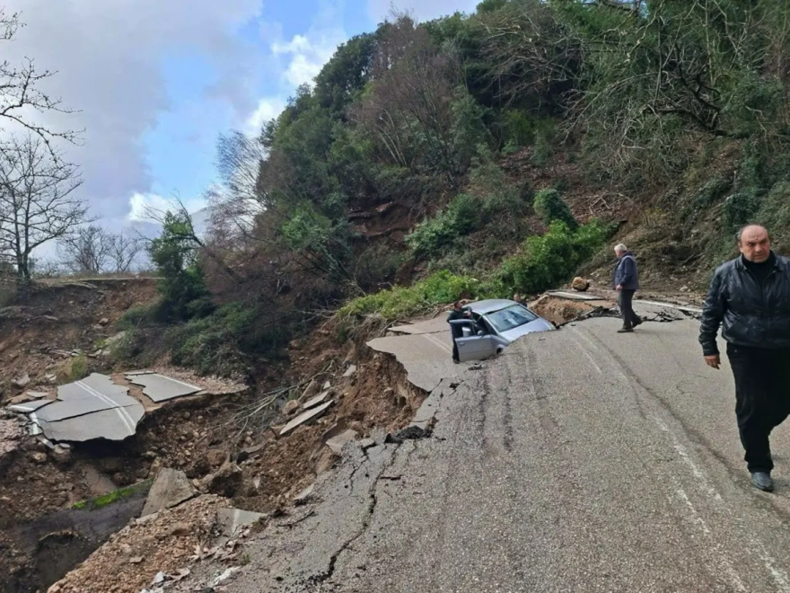 Από θαύμα γλίτωσε οδηγός όταν υποχώρησε επαρχιακός δρόμος στα Τζουμέρκα, δείτε βίντεο 