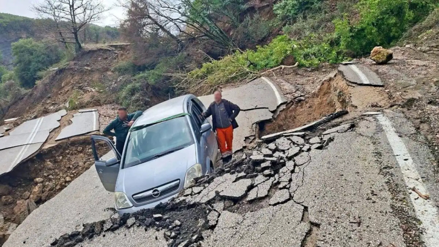 Από θαύμα γλίτωσε οδηγός όταν υποχώρησε επαρχιακός δρόμος στα Τζουμέρκα, δείτε βίντεο 