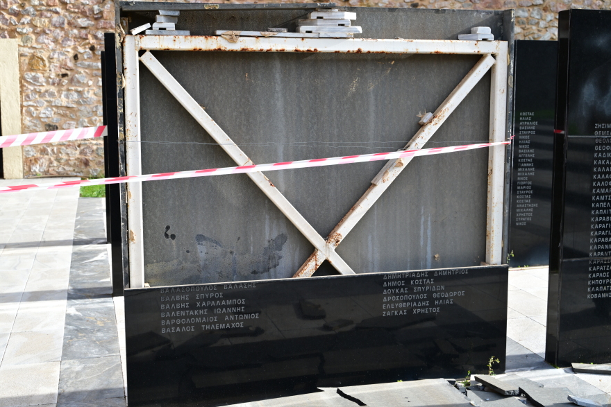 «Δεν έχουν ξαναγίνει τέτοιοι βανδαλισμοί» λένε στην Καισαριανή μετά τις φθορές στο μνημείο για τους 200 που εκτελέστηκαν στο Σκοπευτήριο