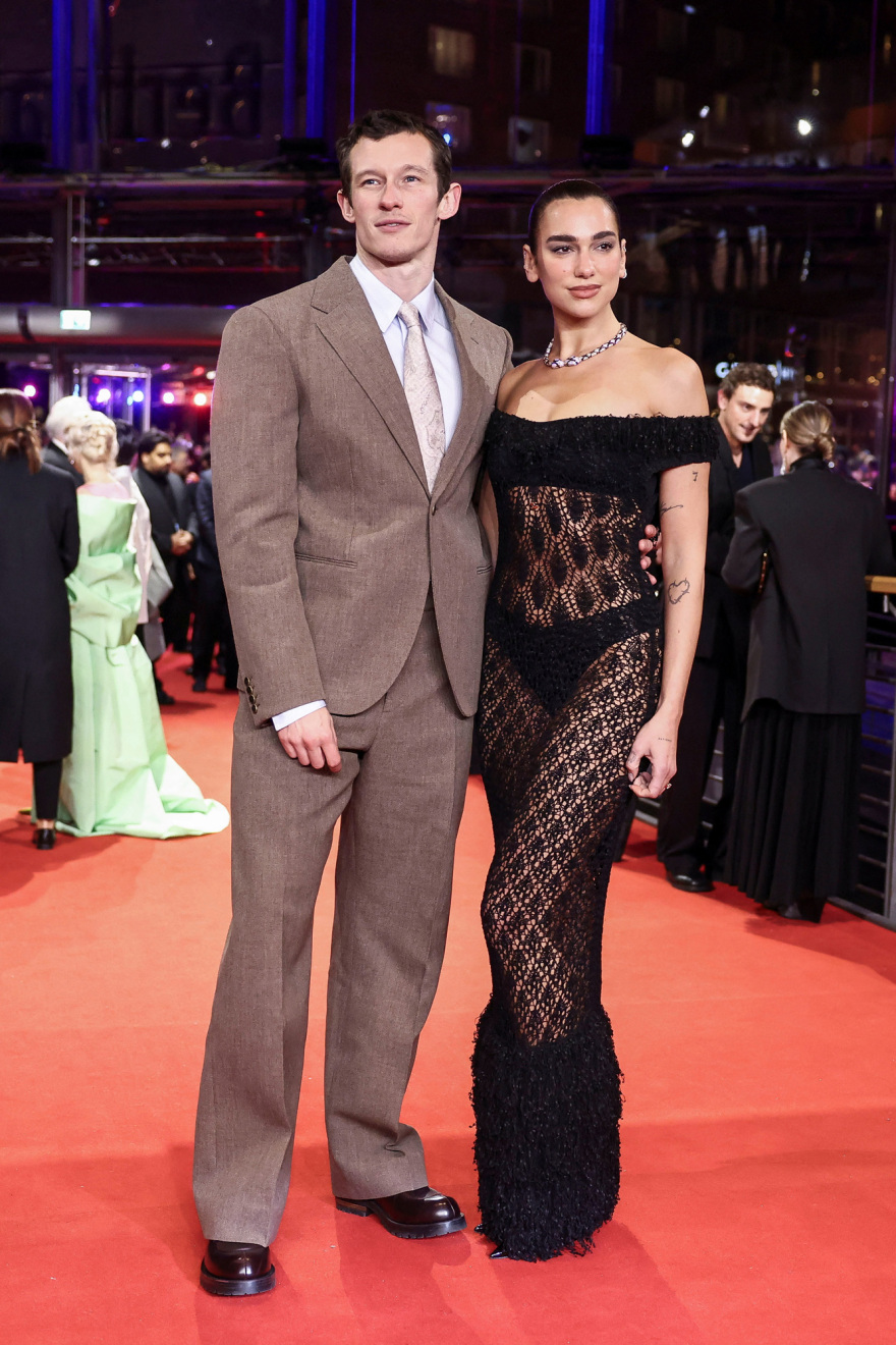 Dua Lipa: Η αποκαλυπτική εμφάνιση στο πλευρό του Κάλουμ Τέρνερ στο κόκκινο χαλί
