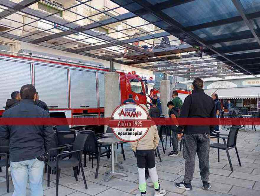 Εργατικό ατύχημα στην πλατεία Μεσολογγίου, άνδρας γλίστρησε και χτύπησε το κεφάλι του σε σιδερένια πέργκολα