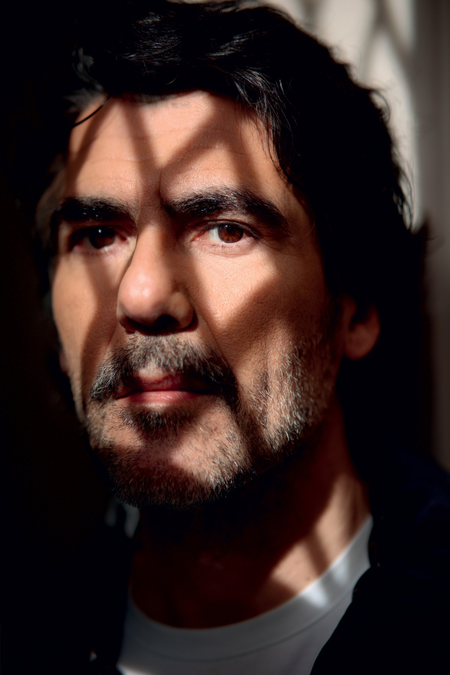 Αντώνης Καρυστινός: Αν δεν μπορείς να γελάς λίγο με τον εαυτό σου, καταλήγεις είτε «μνημείο» είτε μίζερος