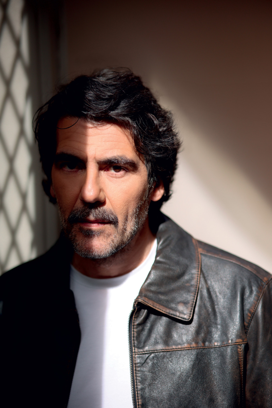 Αντώνης Καρυστινός: Αν δεν μπορείς να γελάς λίγο με τον εαυτό σου, καταλήγεις είτε «μνημείο» είτε μίζερος