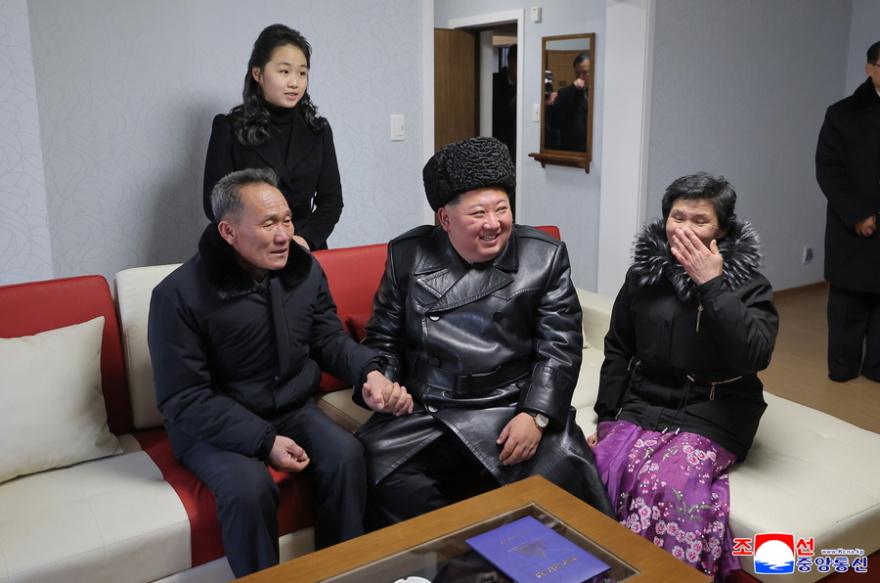 Ο Κιμ Γιονγκ Ουν εγκαινίασε κατοικίες για τις οικογένειες στρατιωτών που σκοτώθηκαν στη Ρωσία, μαζί του και η κόρη-διάδοχός του