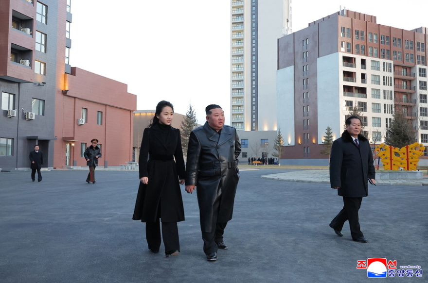Ο Κιμ Γιονγκ Ουν εγκαινίασε κατοικίες για τις οικογένειες στρατιωτών που σκοτώθηκαν στη Ρωσία, μαζί του και η κόρη-διάδοχός του