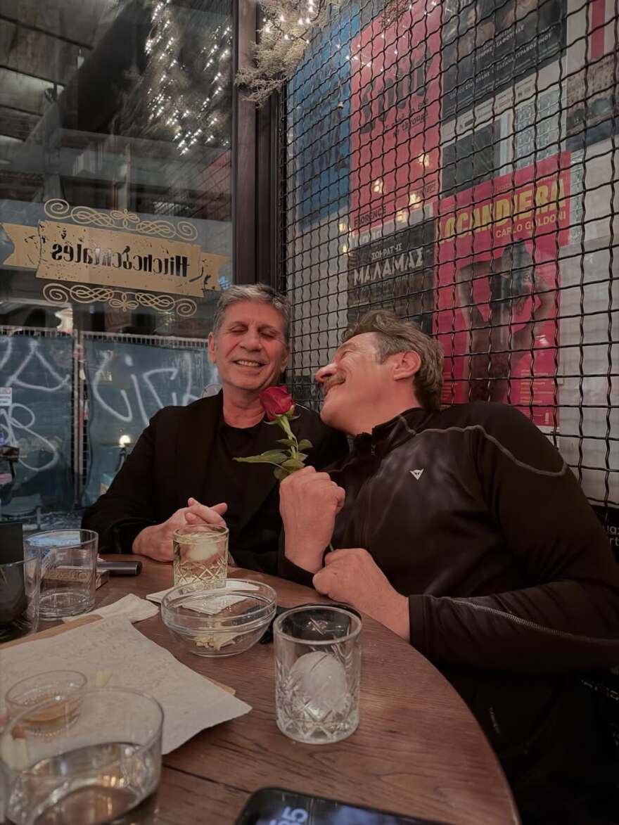 Ο Γιάννης Στάνκογλου πόζαρε με τον Σωκράτη Μάλαμα και ένα κόκκινο τριαντάφυλλο