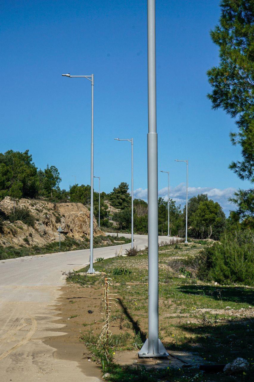 Πώς ελήφθη η απόφαση για τους 600 στύλους φωτισμού μέσα στο δάσος στις Σπέτσες - Στο ΣτΕ προσέφυγε ο Δήμος