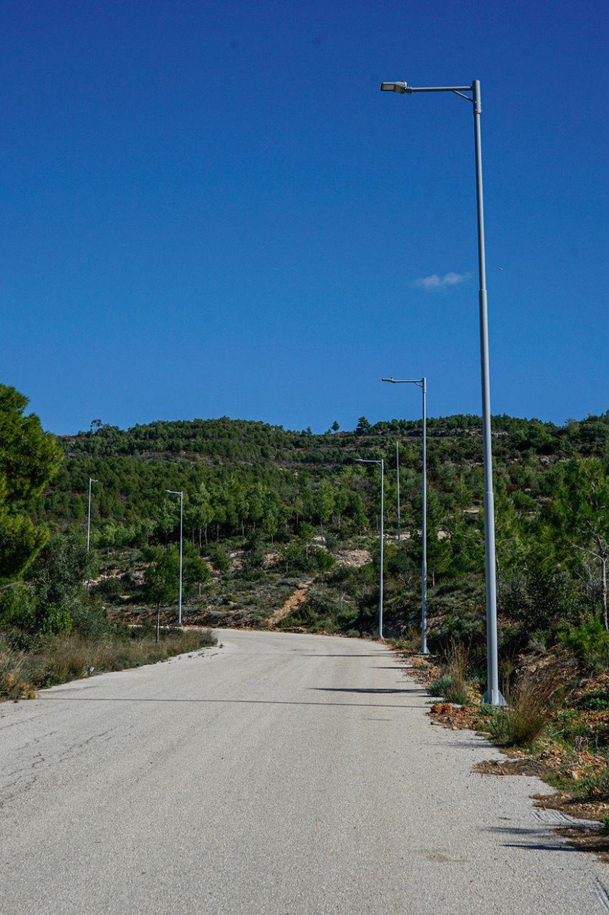 Πώς ελήφθη η απόφαση για τους 600 στύλους φωτισμού μέσα στο δάσος στις Σπέτσες - Στο ΣτΕ προσέφυγε ο Δήμος