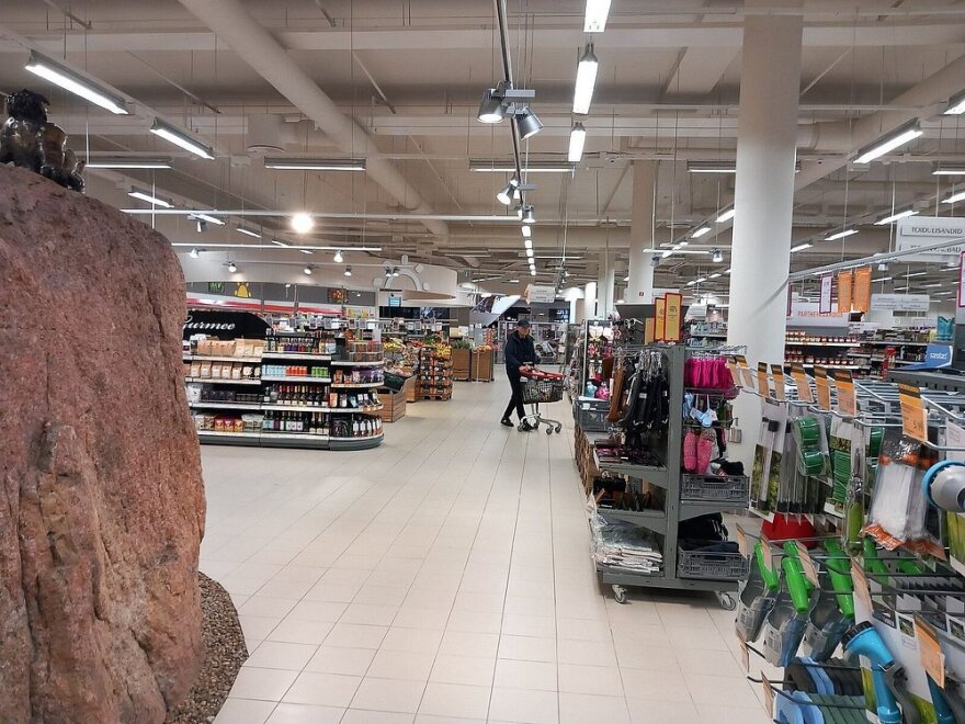 Εσθονία: Σούπερ μάρκετ «χτίστηκε» γύρω από έναν παγετωνικό βράχο 10.000 ετών