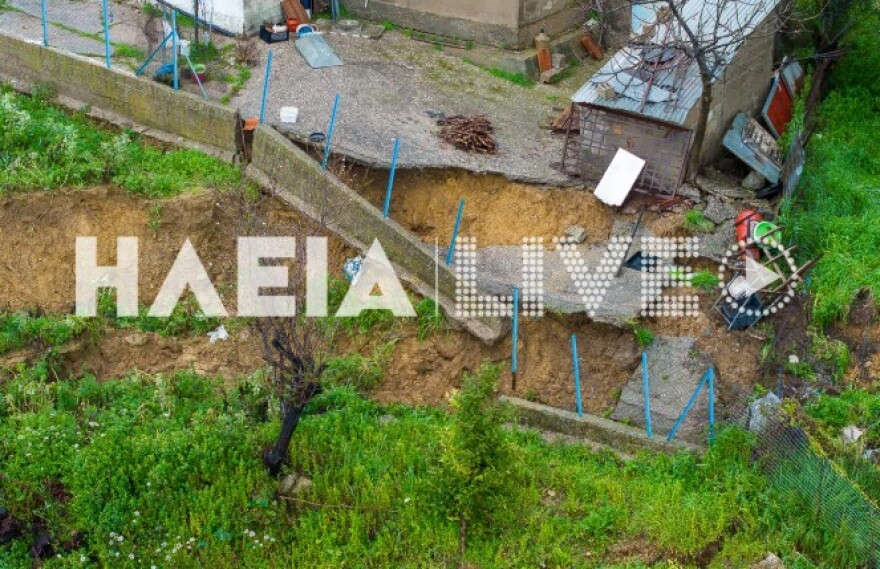 Συγκλονιστικές εικόνες από drone στο Μαζαράκι Ηλείας, υποχωρεί ολόκληρη η πλαγιά, μετέφεραν μαθητές στα χέρια μέσα από χωράφια