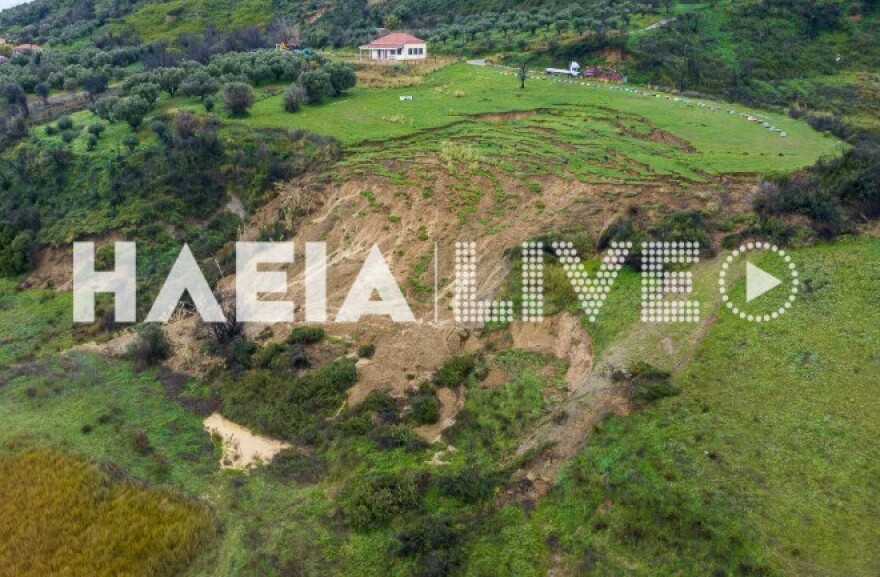 Συγκλονιστικές εικόνες από drone στο Μαζαράκι Ηλείας, υποχωρεί ολόκληρη η πλαγιά, μετέφεραν μαθητές στα χέρια μέσα από χωράφια