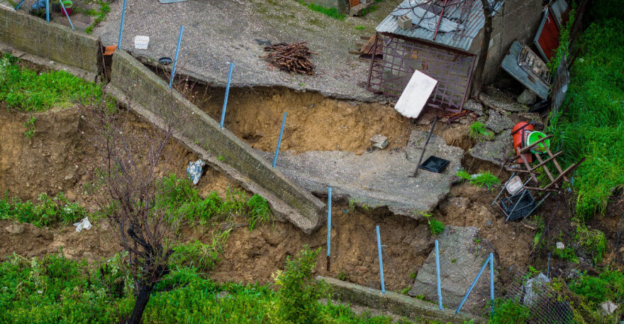 «Βιώνουμε συνθήκες πολέμου»: Αποκλεισμένο το Μαζαράκι Ηλείας μετά τις πρόσφατες κατολισθήσεις, απομακρύνθηκαν κάτοικοι από τα σπίτια τους