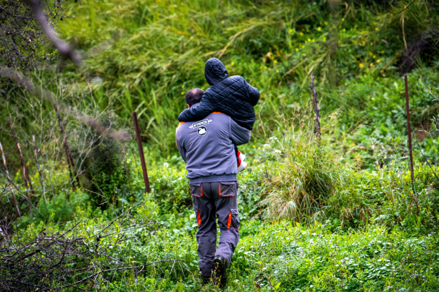 Συγκλονιστικές εικόνες από drone στο Μαζαράκι Ηλείας, υποχωρεί ολόκληρη η πλαγιά, μετέφεραν μαθητές στα χέρια μέσα από χωράφια