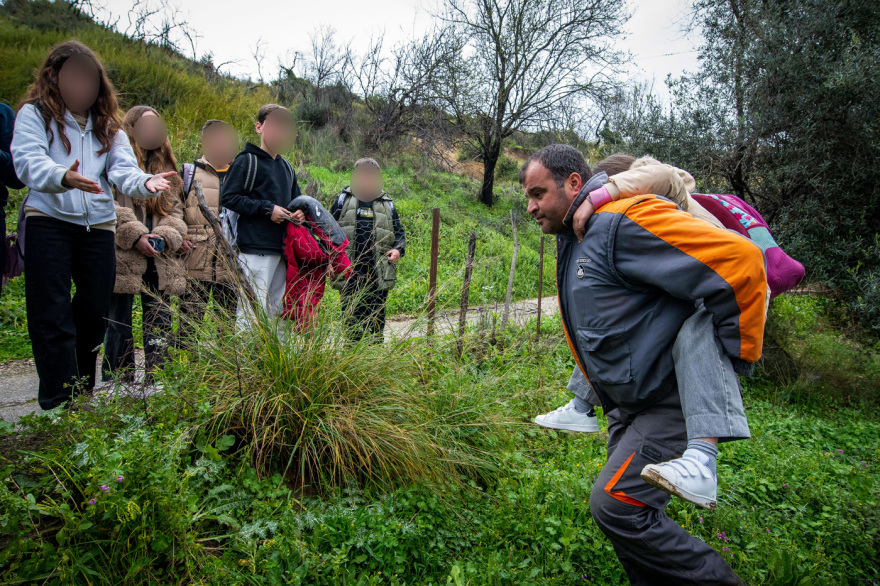 Συγκλονιστικές εικόνες από drone στο Μαζαράκι Ηλείας, υποχωρεί ολόκληρη η πλαγιά, μετέφεραν μαθητές στα χέρια μέσα από χωράφια
