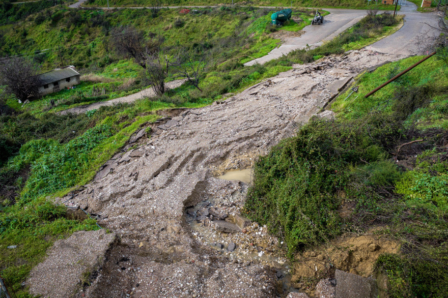 Συγκλονιστικές εικόνες από drone στο Μαζαράκι Ηλείας, υποχωρεί ολόκληρη η πλαγιά, μετέφεραν μαθητές στα χέρια μέσα από χωράφια
