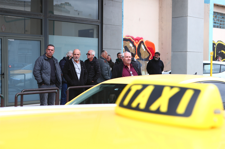 Σε εξέλιξη οχηματοπορεία των οδηγών ταξί, κατευθύνονται από τη λεωφόρο Αθηνών προς το υπουργείο Μεταφορών