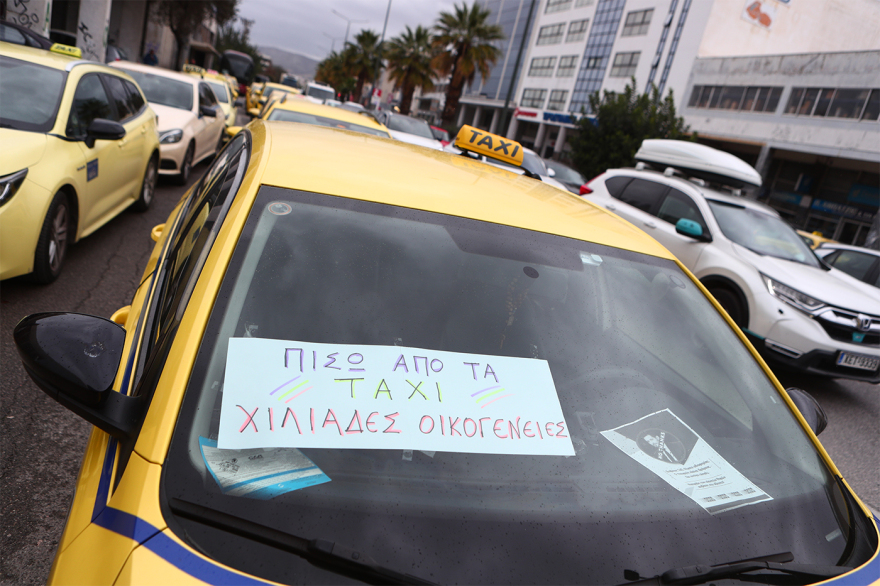 Σε εξέλιξη οχηματοπορεία των οδηγών ταξί, κατευθύνονται από τη λεωφόρο Αθηνών προς το υπουργείο Μεταφορών