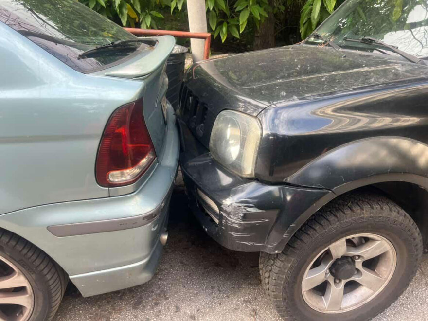 Τραγουδίστρια γνωστού συγκροτήματος η 26χρονη που πήρε «σβάρνα» πέντε παρκαρισμένα αυτοκίνητα στο Κολωνάκι 