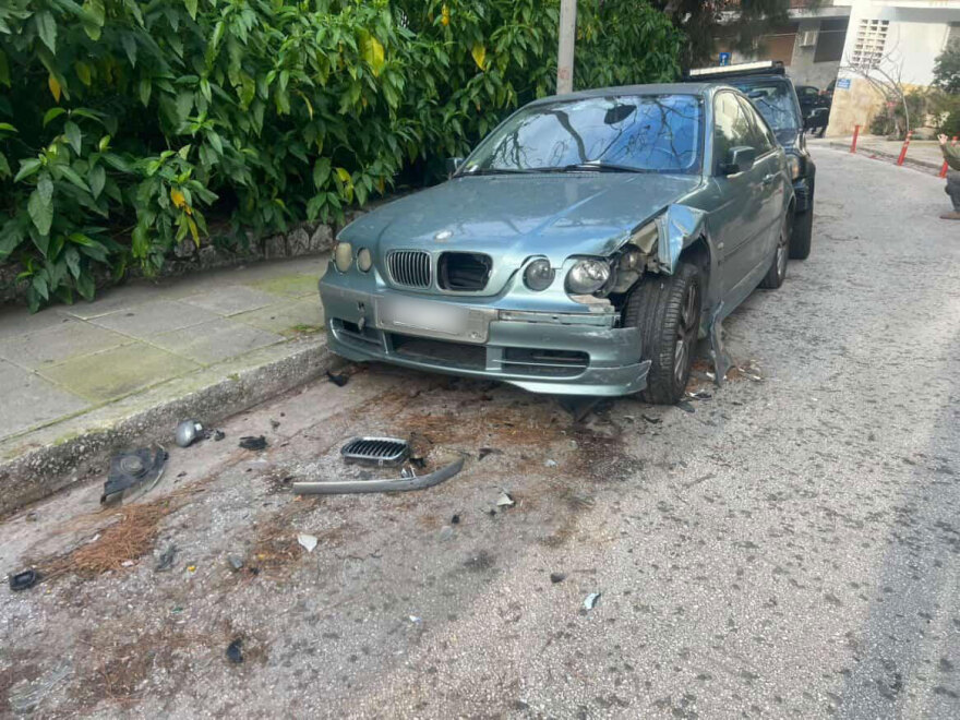 Τραγουδίστρια γνωστού συγκροτήματος η 26χρονη που πήρε «σβάρνα» πέντε παρκαρισμένα αυτοκίνητα στο Κολωνάκι 