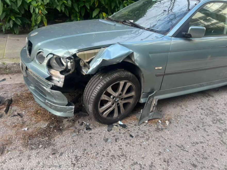 Τραγουδίστρια γνωστού συγκροτήματος η 26χρονη που πήρε «σβάρνα» πέντε παρκαρισμένα αυτοκίνητα στο Κολωνάκι 