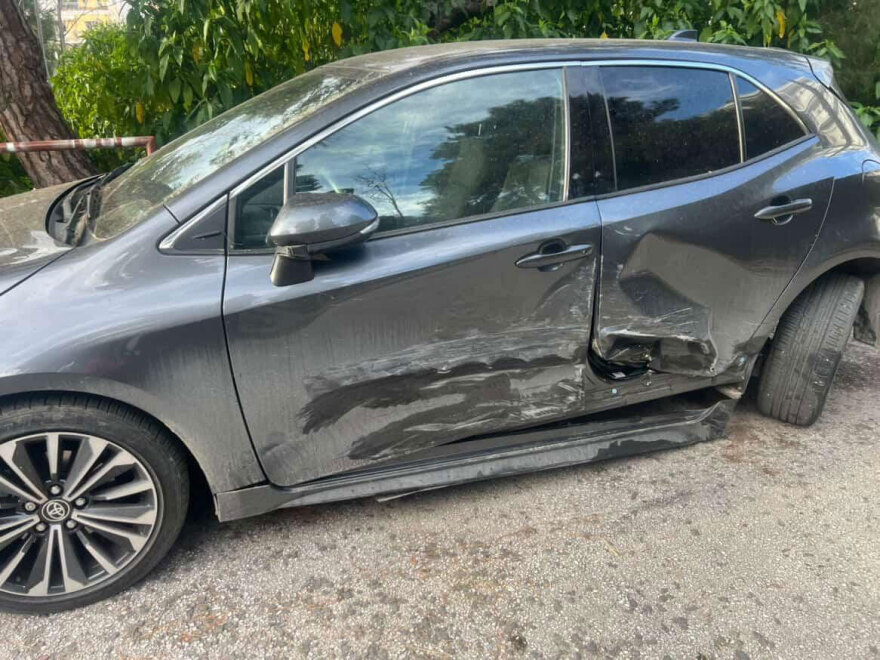 Τραγουδίστρια γνωστού συγκροτήματος η 26χρονη που πήρε «σβάρνα» πέντε παρκαρισμένα αυτοκίνητα στο Κολωνάκι 