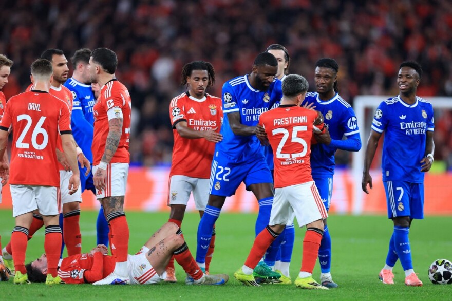 Επεισοδιακό το Μπενφίκα-Ρεάλ: Ο Βινίσιους σκόραρε, πανηγύρισε έντονα και κατήγγειλε ρατσιστική επίθεση - Σύρραξη μεταξύ των παικτών, δείτε βίντεο