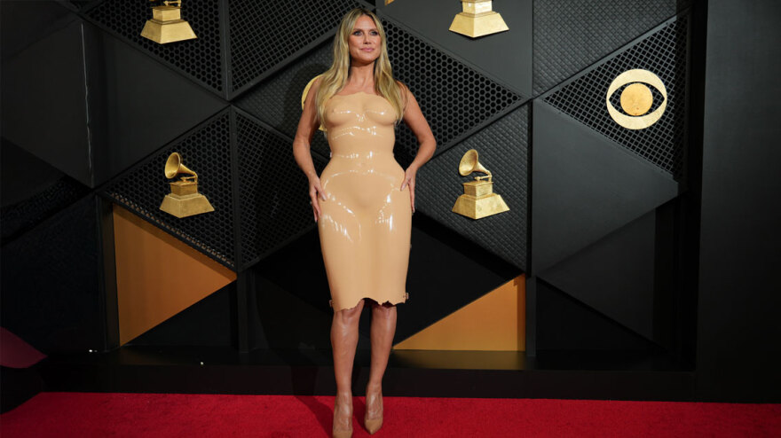 Χάιντι Κλουμ για το φόρεμα σε σχήμα σώματος που έβαλε στα Grammy: Ήταν πολύ δύσκολο να περπατήσω με αυτό
